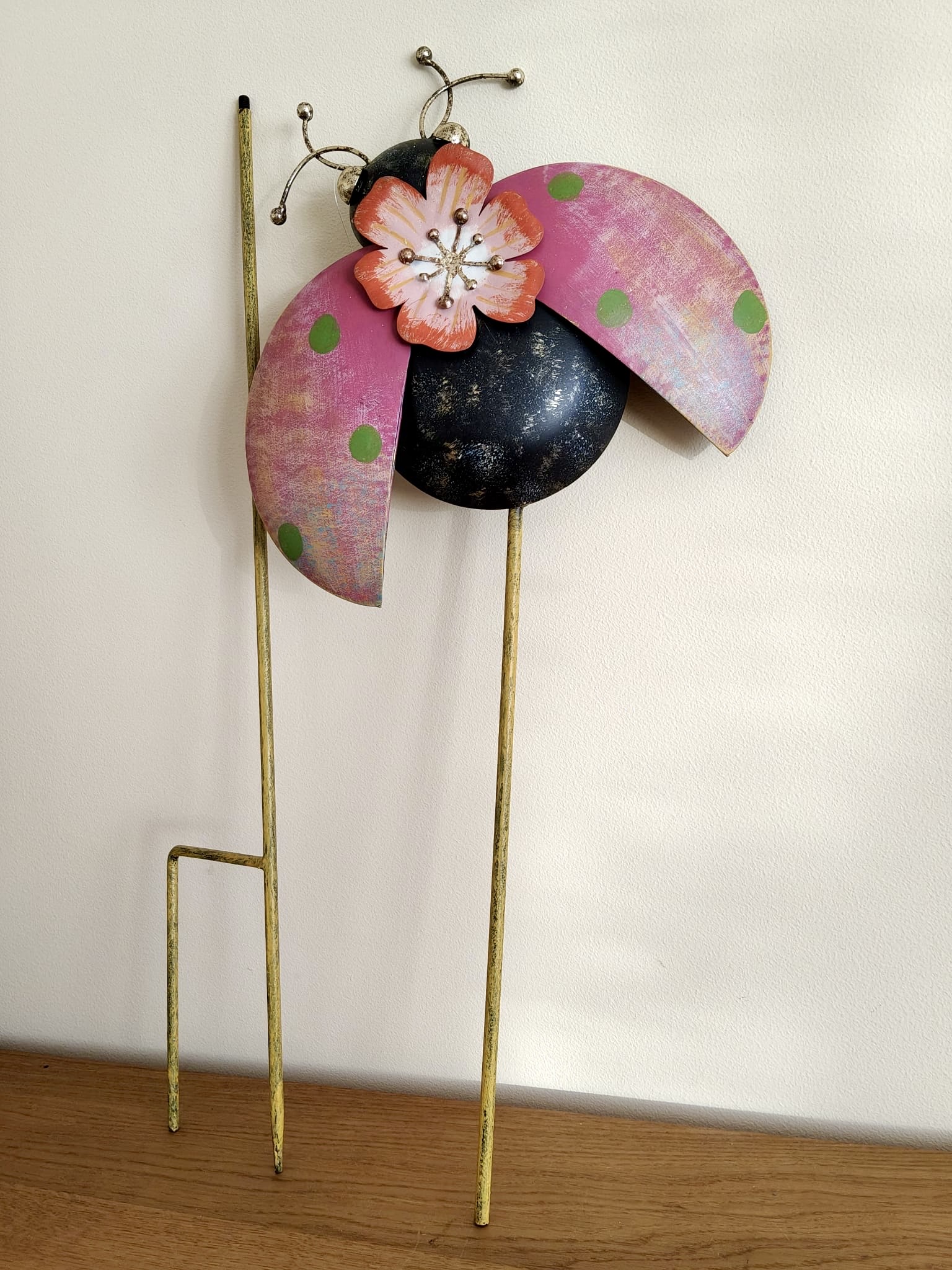 Metalowa dekoracja ogrodowa biedronka 110 cm – ozdoba do ogrodu na patyku - obrazek 4