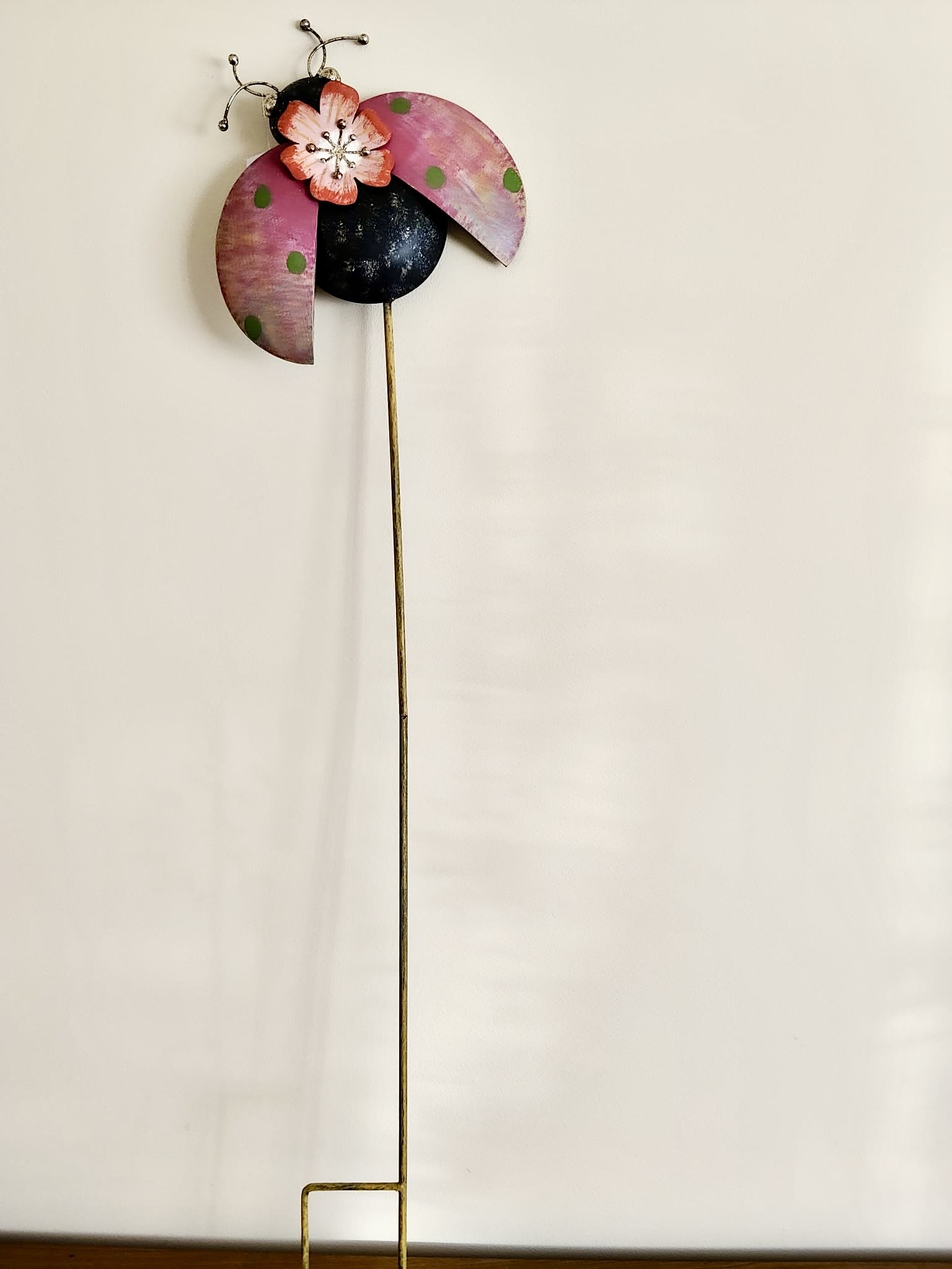 Metalowa dekoracja ogrodowa biedronka 110 cm – ozdoba do ogrodu na patyku - obrazek 5