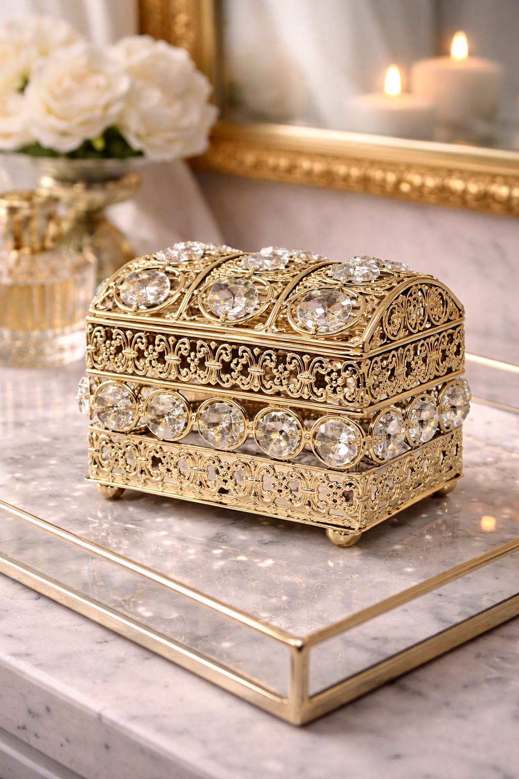 Złota szkatułka w kształcie kuferka z kryształkami – dekoracyjny kuferek glamour z lustrzanym dnem