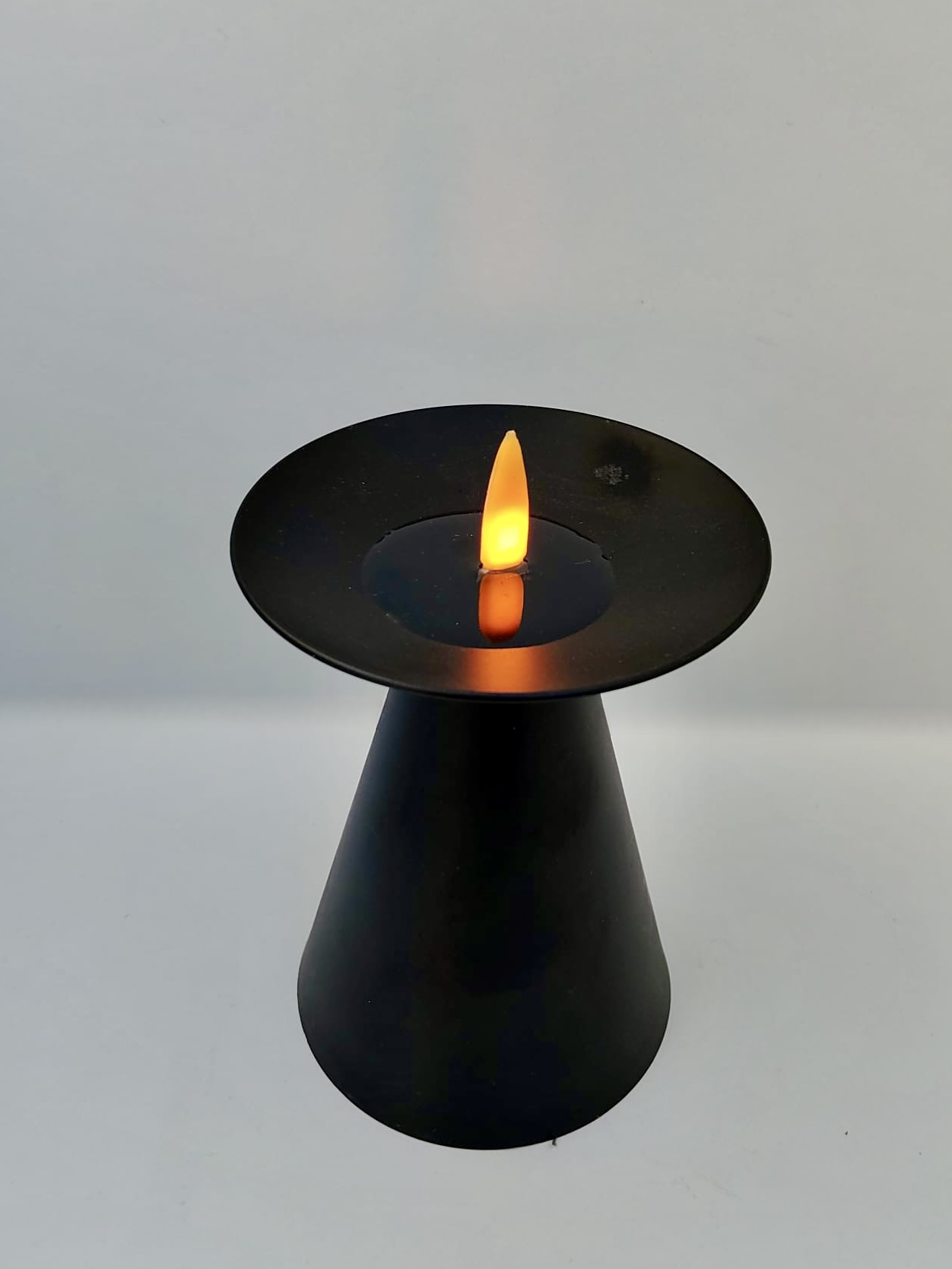 Świeca LED dekoracyjna czarna 12 cm – realistyczny płomień - obrazek 4